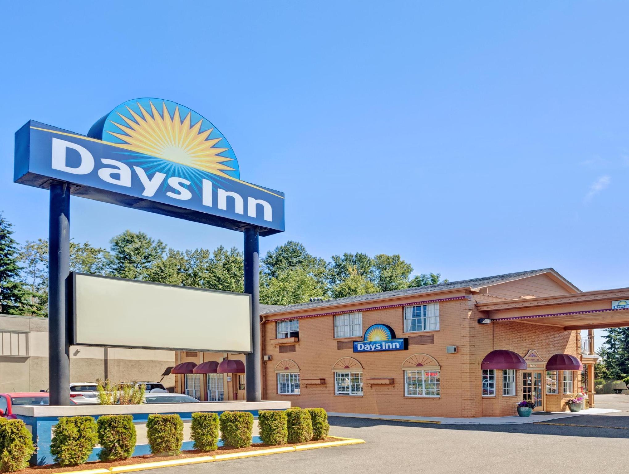 Days Inn By Wyndham Everett Exterior photo
