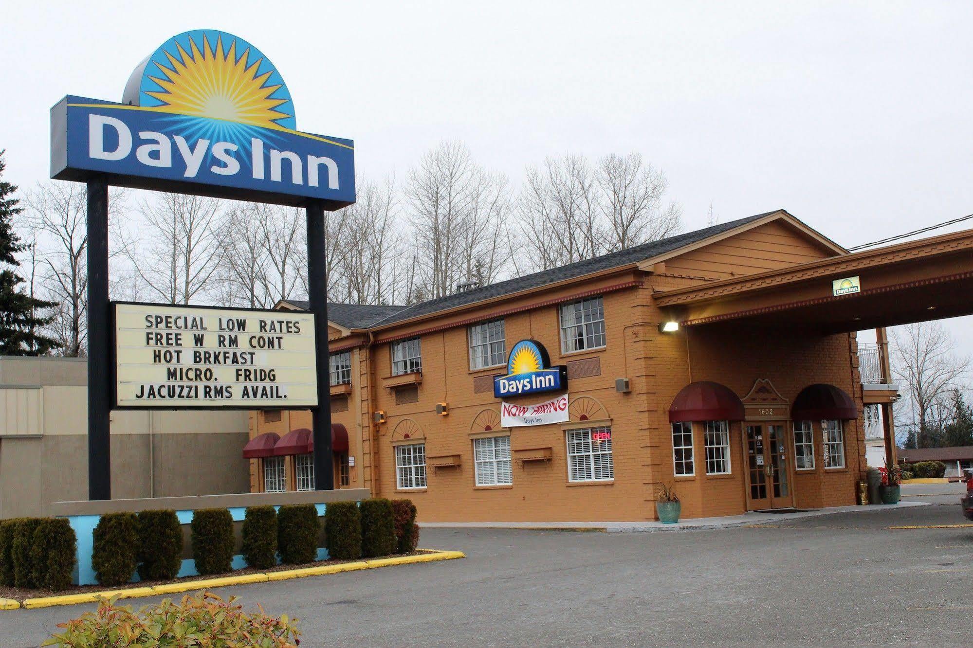 Days Inn By Wyndham Everett Exterior photo
